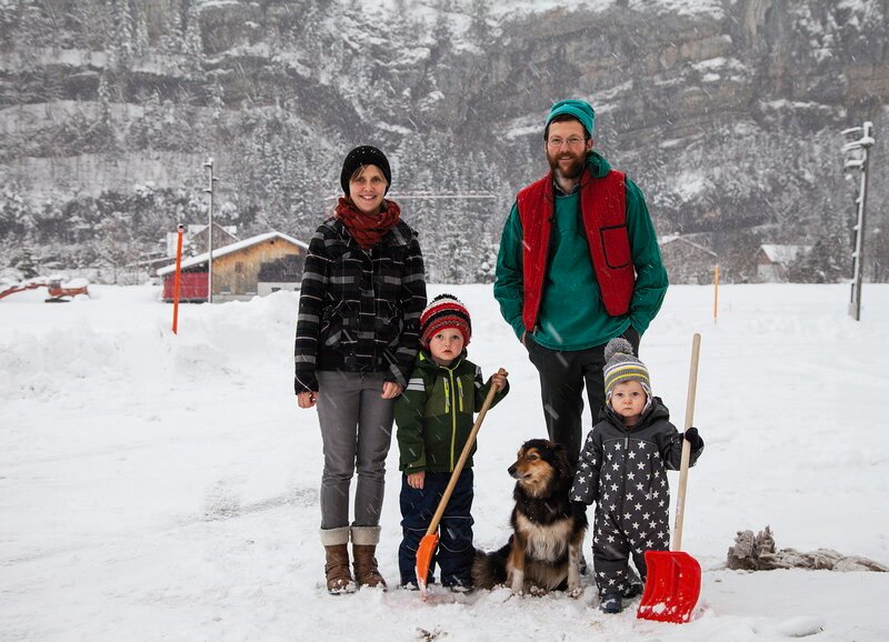 SRF bi de Lüt Unser Dorf Folge 1 Sandra und Erich Betschart mit ihren zwei Kindern – Bild: SRF2