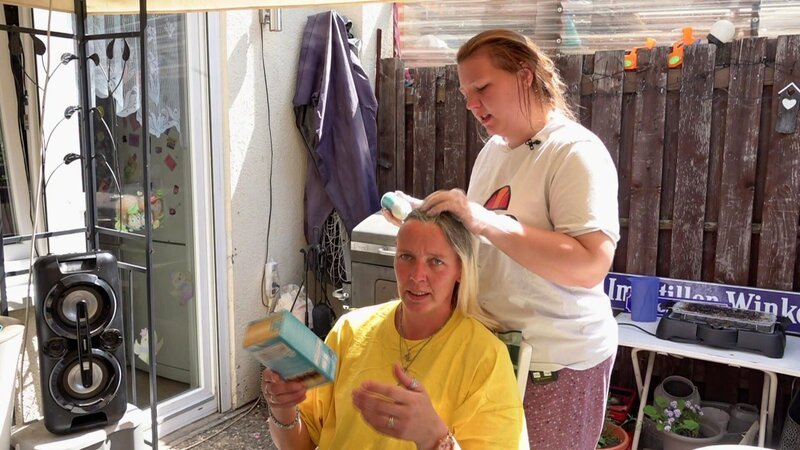 Jasmin ist zu Besuch bei Elvis und Katrin. Die 20-Jährige soll ihrer Mutter zum ersten Mal beim Haare färben helfen. – Bild: RTL Zwei