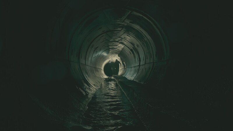 Zwei Menschen gehen in einem unterirdischen Tunnel – Bild: Beta Entertainment Spain 2023 /​ Crime + Investigation