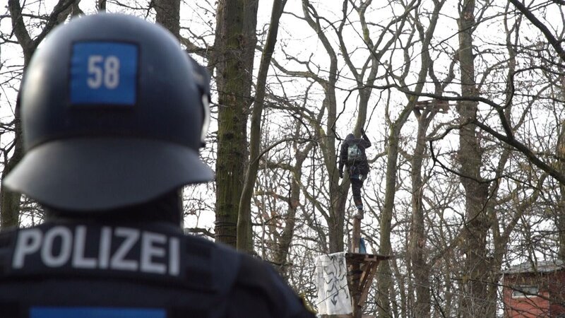 Bei der Waldrodung kommt es zu Auseinandersetzungen zwischen den Aktivist*innen und der Polizei. +++ – Bild: RTL /​ AZ MEDIA TV