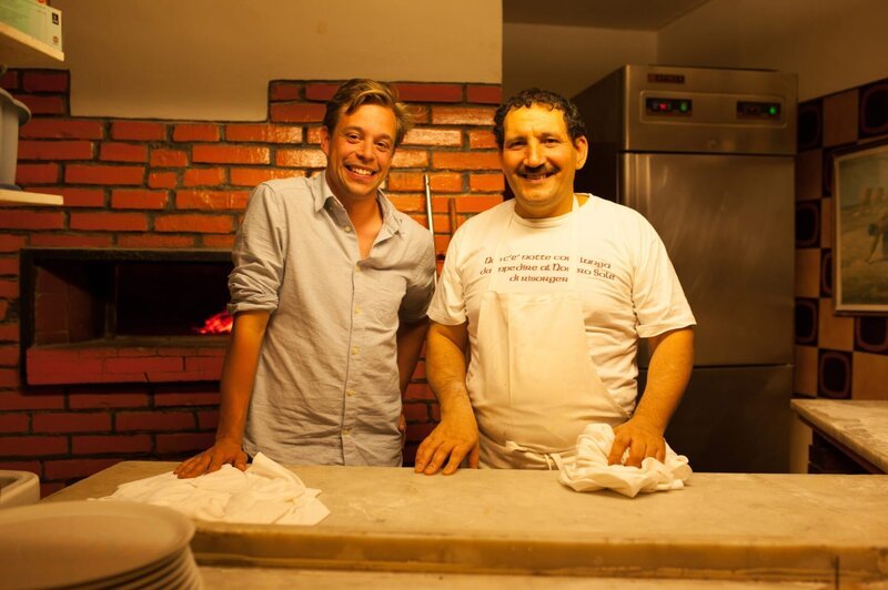 Checker Tobi (links) mit Pizzabäcker Moussi. – Bild: BR/​megaherz gmbh/​Hans-Florian Hopfner