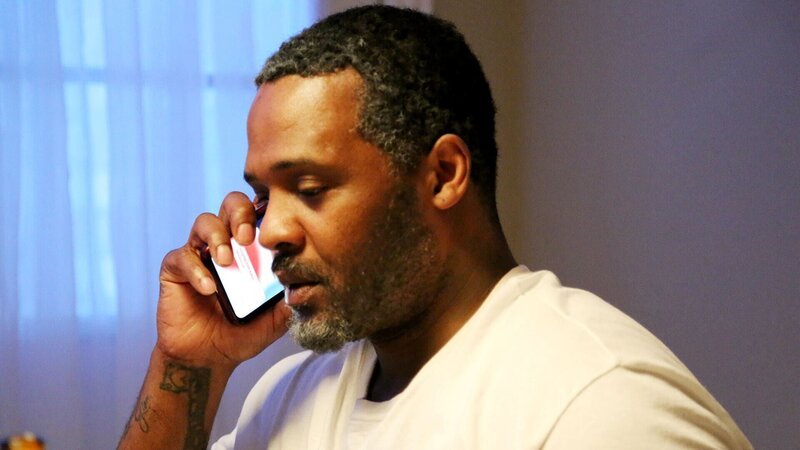 Mann spricht am Telefon – Bild: aeuklibbox /​ © Crime + Investigation /​ A+E Networks