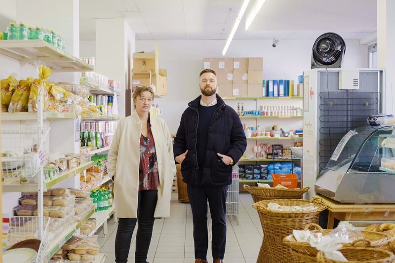 Daniela Brodesser und Sandro Stadelmann im Sozialmarkt beim Einkaufen. – Bild: ORF