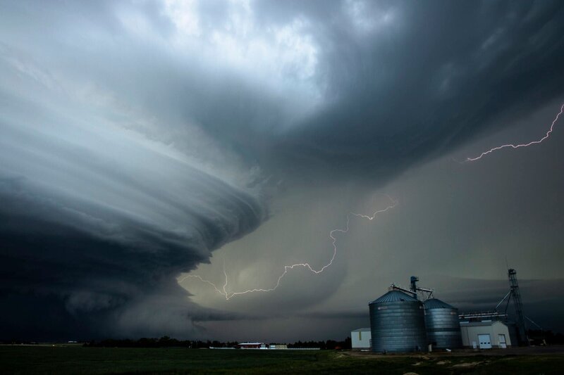 Ein ‚Superzellen‘-Sturm überragt einen Getreidesilo in Nebraska, USA. (Kredit: Krystle Wright) – Bild: Krystle Wright /​ Krystle Wright /​ Krystle Wright