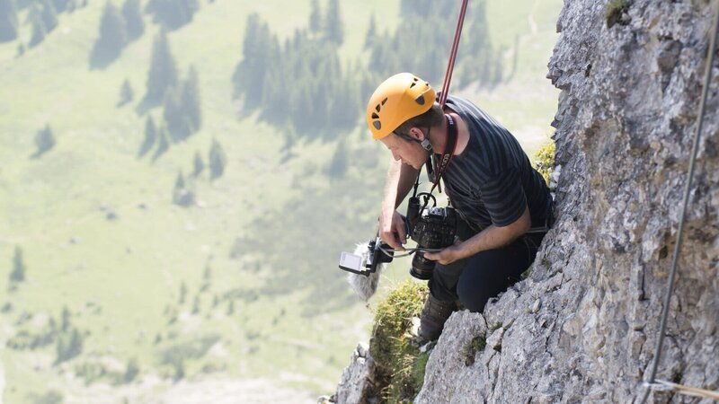 Am Aggenstein ließ sich Kameramann Conan Fitzpatrick an der 300 Meter hohen Steilwand abseilen. – Bild: ZDF und Ralf Blasius/​Ralf Blasius
