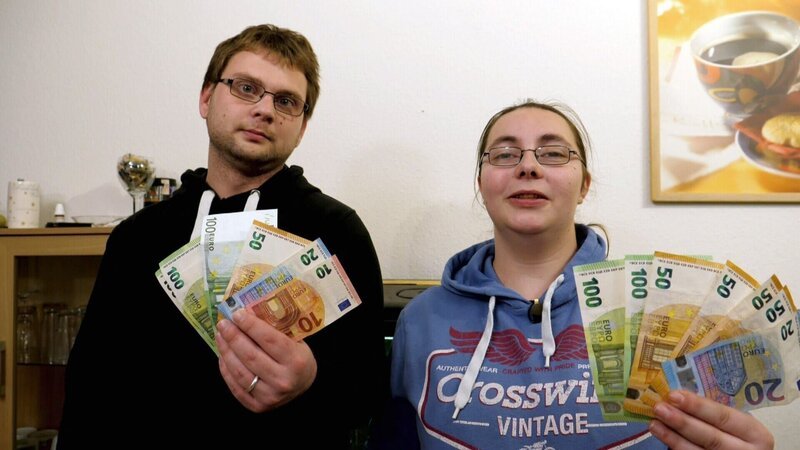 Christopher und Jennifer leben von 804 Euro Hartz IV im Monat – Bild: RTL Zwei