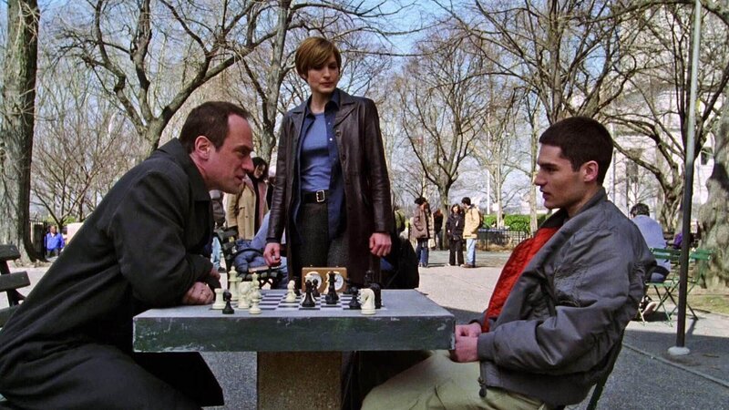Benson (Mariska Hargitay) und Stabler (Christopher Meloni, l.) haben den eifersüchtigen Exfreund des Opfers, Donovan Alvarez (D.J. Cotrona) als Täter im Verdacht. – Bild: TVNOW /​ NBC