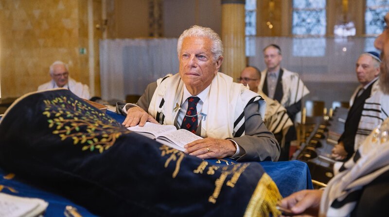 Symcha (Mike Burstyn) besucht mit seinem Enkel Samuel die Synagoge. – Bild: ARD Degeto/​HR/​Turbokultur/​Elliott Kreyenberg