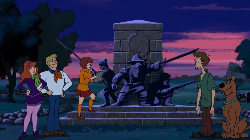 Nachdem ein Familienurlaubsfoto auftaucht, auf dem Geister zu sehen sind, nehmen Scooby-Doo und seine Freunde das verhexte Denkmal unter die Lupe, um das Rätsel zu lösen. – Bild: & ™ Warner Bros. Entertainment Inc.