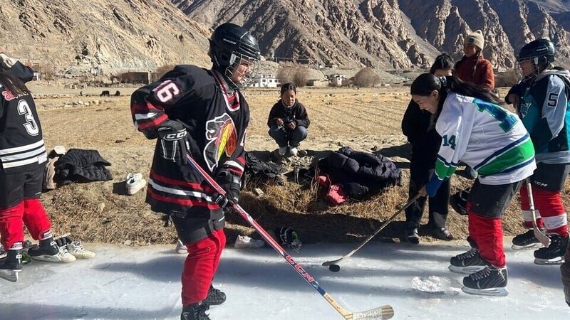 Eishockey im Himalaya – eine Spielerin in der Klimakrise 3 – Bild: SWR/​ Irja von Bernstorff