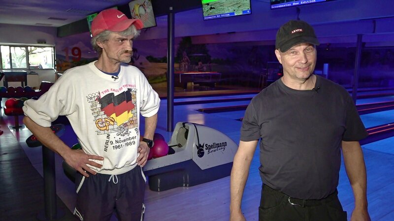 Im Duell der Kindheitsfreunde Michael (re.) und Dieter steht es unentschieden. Beim Bowling soll nun der Sieger ermittelt werden. – Bild: RTL Zwei