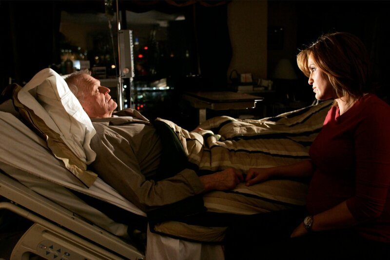LAW & ORDER: SPECIAL VICTIMS UNIT -- „Sheherezade“ Episode 08002 -- Pictured: (l-r) Brian Dennehy as Jud Tierney, Mariska Hargitay as Det. Olivia Benson -- NBC Photo: Will Hart – Bild: 2006 Universal Network Television (C)13TH STREET Photocredit Mandatory, Editorial Use Only, NO archive, NO Resale