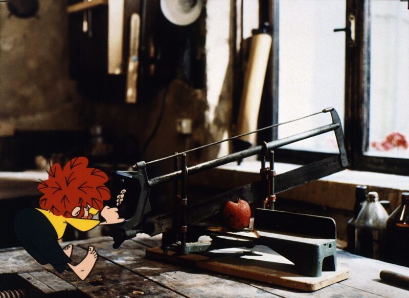 Pumuckl macht einen Schrebergarten unsicher. Begeistert knabbert er alle Äpfel an und wird dann als Schädling bekämpft. – Bild: BR/​Infafilm/​Original-Entwurf „Pumuckl“-Figur: Barbara von Johnson