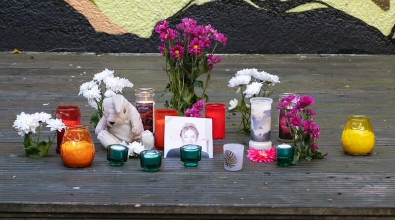 Blumen und Kerzen erinnern an den tragischen Tod der 20jährigen Nadine Torwald. – Bild: ARD/​Christine Schröder