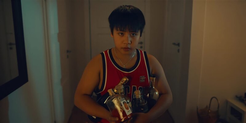 Rocco (Hoang Minh Ha) bringt die Alkoholvorräte seiner Eltern. – Bild: ZDF und Jieun Yi./​Jieun Yi