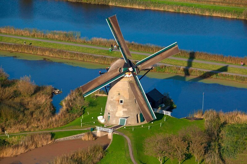 15 Kilometer südöstlich von Rotterdam stehen Windmühlen aus dem 18. Jahrhundert: Sie mahlen kein Getreide, sondern schöpfen Rheinwasser. – Bild: WDR/​nautilusfilm