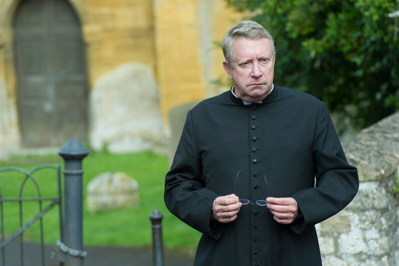 Father Brown (Mark Williams) versucht das Geheimnis um das wertvolle blaue Kreuz von Kembleford zu lüften. – Bild: ZDF und Chris Lobina/​BBC./​Chris Lobina/​BBC