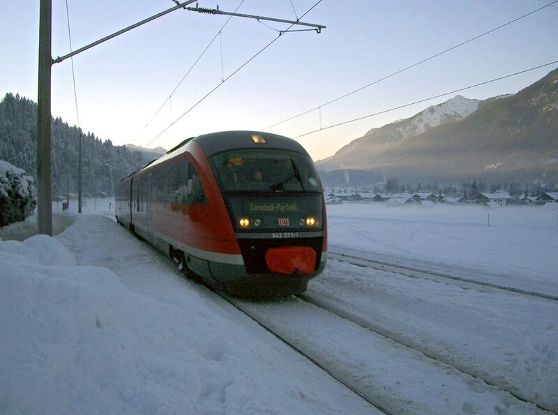 Die Außerfernbahn kurz vor Garmisch-Partenkirchen. – Bild: NDR/​SWR/​Alexa