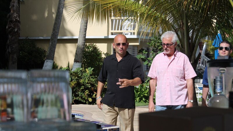 Host Anthony Melchiorri, George, William walk along pool deck, as seen on Travel Channel’s Hotel Impossible. – Bild: 2013, The Travel Channel, L.L.C. All rights Reserved.