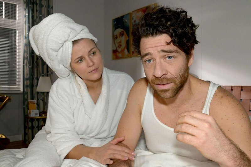 Carlos (Patrick Fernandez) versucht seine wahren Probleme vor Alicia (Josefin Bressel) zu verbergen. +++ – Bild: RTL /​ Rolf Baumgartner