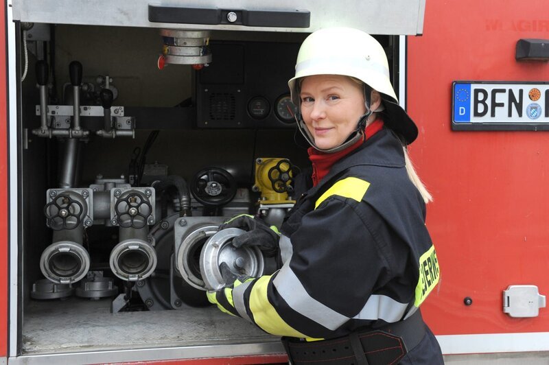 Vera (Sybille Waury) ist für die Feuerwehrprüfung bestens vorbereitet. – Bild: Marco Orlando Pichler /​ BR /​ BR/​Marco Orlando Pichler