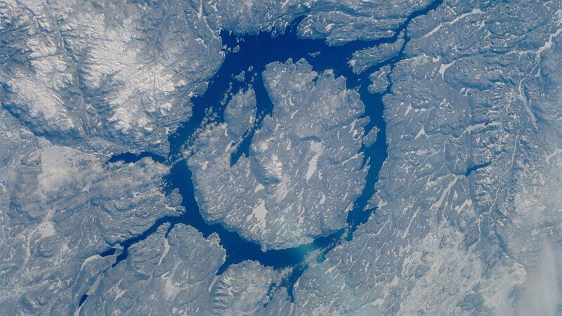 Der ringförmige Manicouagan-Stausee innerhalb eines Einschlagkraters befindet sich nordwestlich von Quebec City. Die Struktur mit einem Durchmesser von achtzig Kilometern wurde durch eine massive Asteroidenkollision vor über zweihundert Millionen Jahren hinterlassen. – Bild: WELT