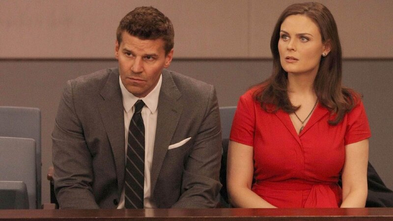 Booth (David Boreanaz) und Brennan (Emily Deschanel) setzen alles daran, um die Freilassung des geistesgestörten und hochintelligenten Verbrechers Christopher Pelant zu verhindern. – Bild: RTL /​ FOX
