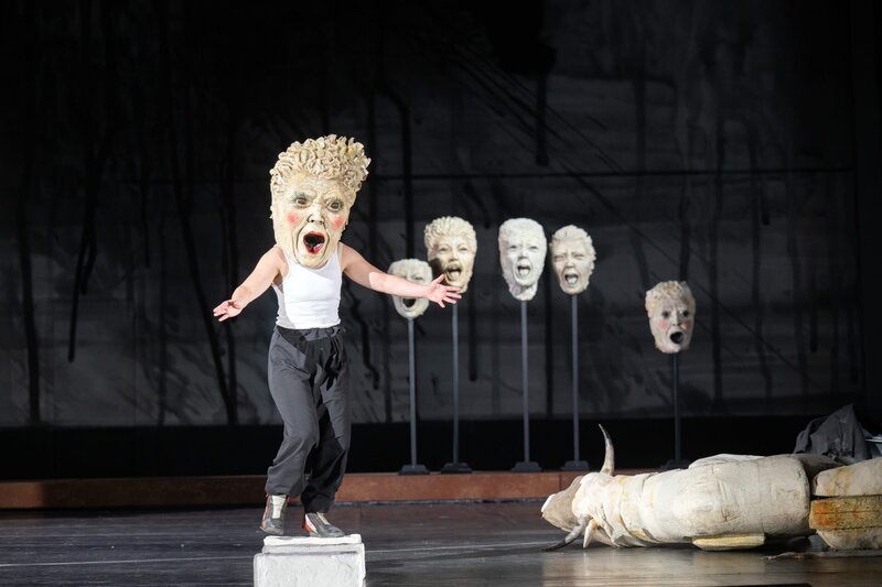 Lina Beckmann in „Laios“ am Deutschen Schauspielhaus Hamburg. – Bild: ZDF und Monika Rittershaus. Lina Beckmann in „Laios“ am Deutschen Schauspielhaus Hamburg. – Bild: ZDF und Monika Rittershaus.