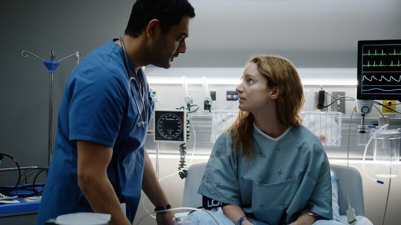 Transplant – Ein besonderer Notarzt Staffel 3 Folge 5 Besuch am Krankenbett: Hamza Haq als Bashir Hamed, Laurence Leboeuf als Magalie Leblanc Copyright: SRF/​NBC – Bild: SRF/​NBC