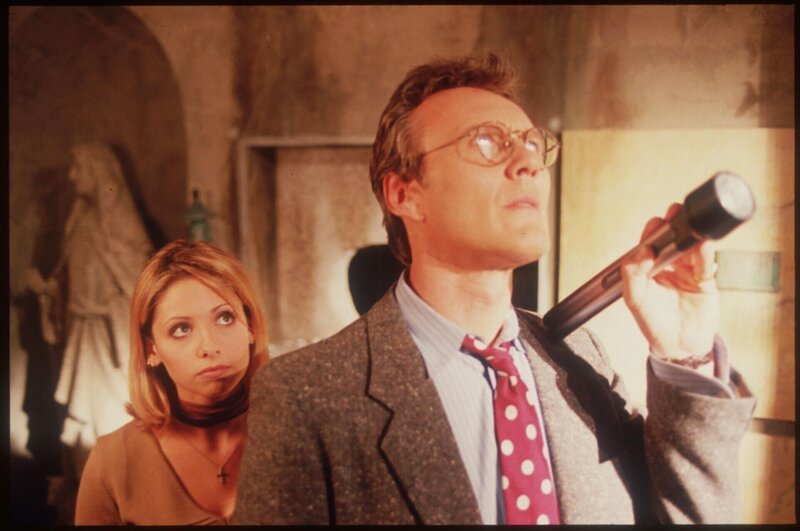 Buffy (Sarah Michelle Gellar), Rupert Giles (Anthony Stewart Head) – Bild: Dieses Bild darf ausschließlich nach Maßgabe der Allgemeinen Geschäftsbedingungen für die Presselounges der Sender der ProSiebenSat.1 Media SE (AGB) genutzt werden. Die in den AGB festgesetzten Rechteeinschränkungen sind unbedingt  …