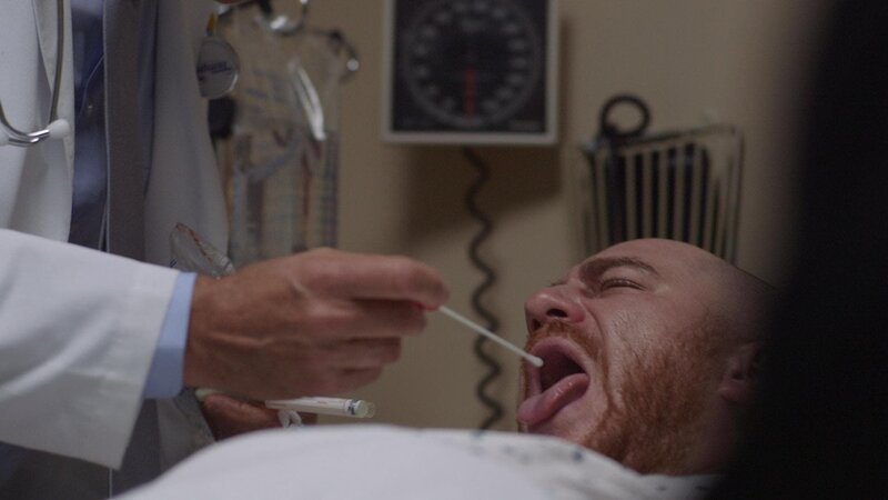 A man in a hospital bed is examined by a doctor. – Bild: Investigation Discovery /​ Discovery Communications