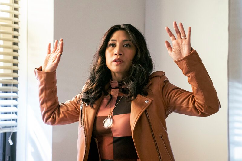 THE EQUALIZER -- „The People Aren’t Ready“ Episode 204 -- Pictured: Liza Lapira as Melody „MelâÄ Bayani -- (Photo by: Michael Greenberg/​CBS/​Universal Television) – Bild: Michael Greenberg/​CBS/​Universal Television /​ © 2021 CBS Broadcasting Inc. All Rights Reserved