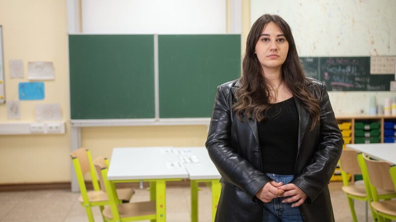 Kaliopi (27) empfand schon während ihres Referendariats einen riesigen Druck, der sie erstmals am Lehrerberuf zweifeln ließ. – Bild: ZDF und MARTIN BEUME.