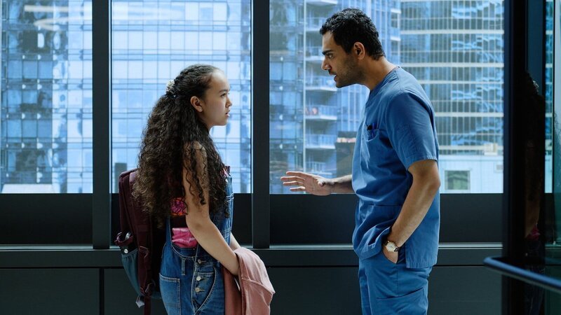 Transplant – Ein besonderer Notarzt Staffel 3 Folge 6 Streit unter Geschwistern: Sirena Gulamgaus als Amira, Hamza Haq als Bashir Hamed Copyright: SRF/​NBC – Bild: SRF/​NBC