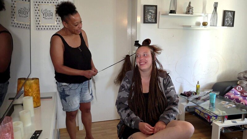 Bei Janine (re.) steht eine Hairstyling-Session an, bei der sie sich mit Freundin Jannie intensiv über das Leben als Alleinerziehende austauscht. – Bild: RTL Zwei