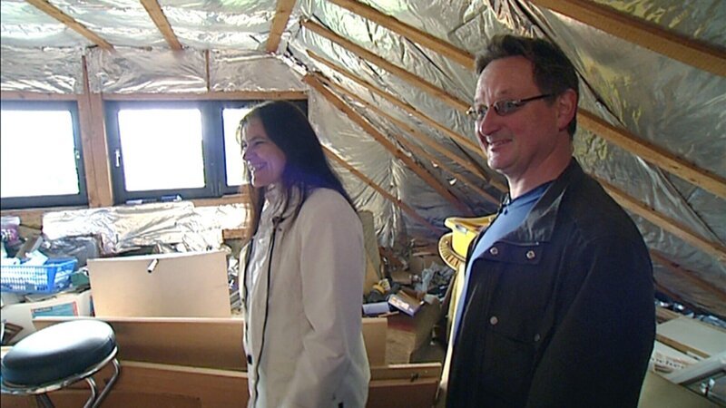 Zita und Bernd haben ein Haus ersteigert und müssen jetzt feststellen, das es von Messies bewohnt wurde … – Bild: RTL Zwei