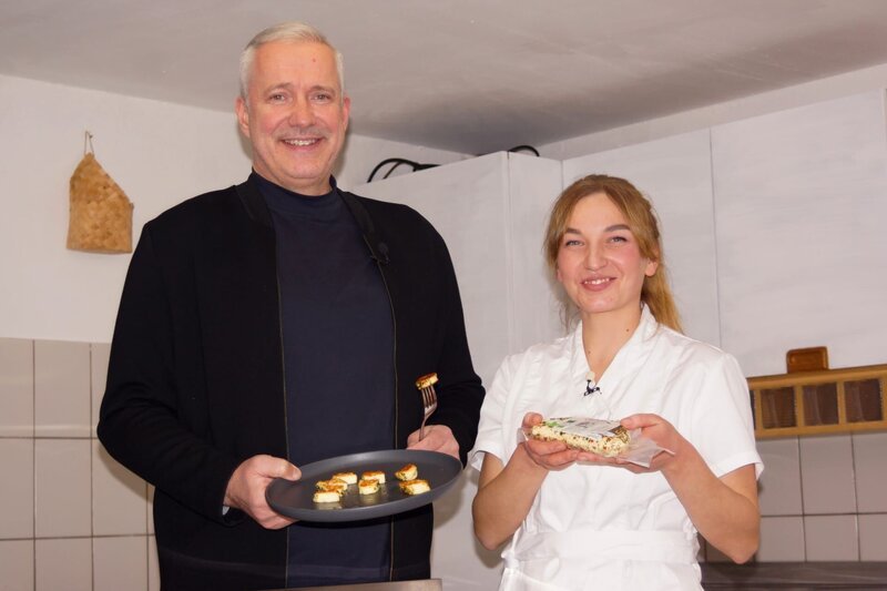 Alexander Herrmann mit Anna Shchurova bei der Grillkäsezubereitung. – Bild: Frank Johne /​ BR /​ BR/​Frank Johne