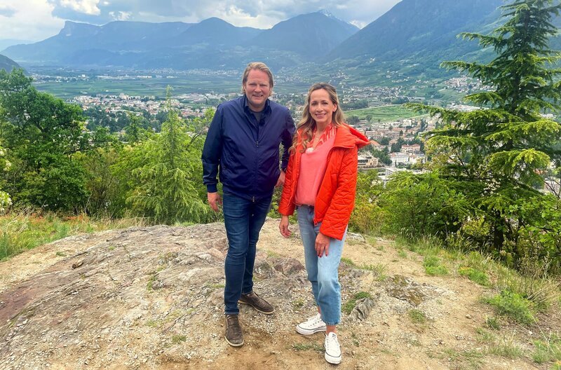 Björn Freitag (l) mit Tamina Kallert in Dorf Tirol mit Blick über Meran. – Bild: WDR