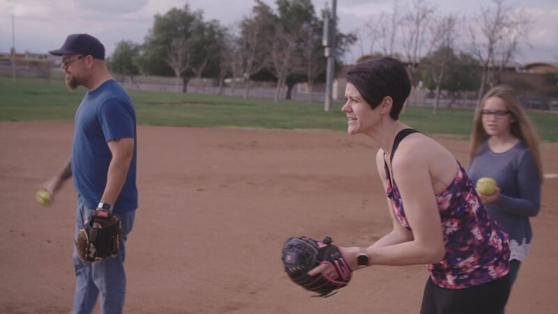 Julie plays baseball with her husband Mike and daughter Allison. – Bild: TLC /​ Discovery Communications