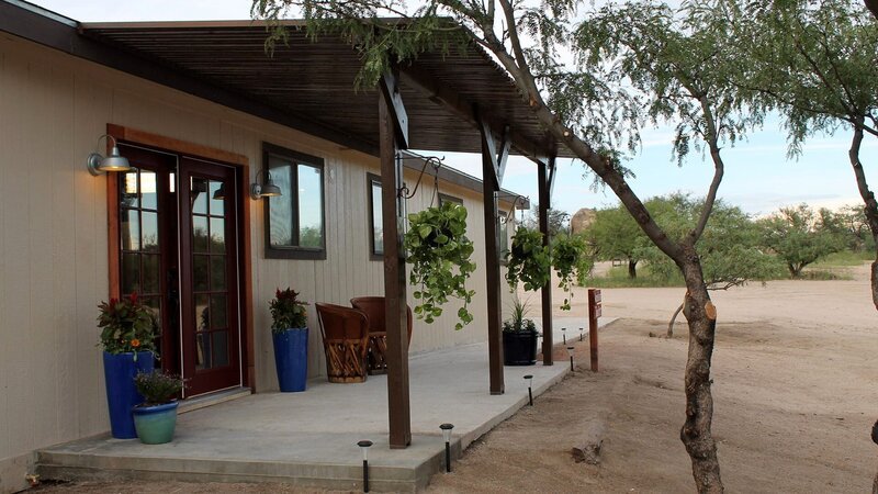 Welcome center exterior after renovation, as seen on Travel Channel’s Hotel Impossible. – Bild: 2013, The Travel Channel, L.L.C. All rights Reserved.