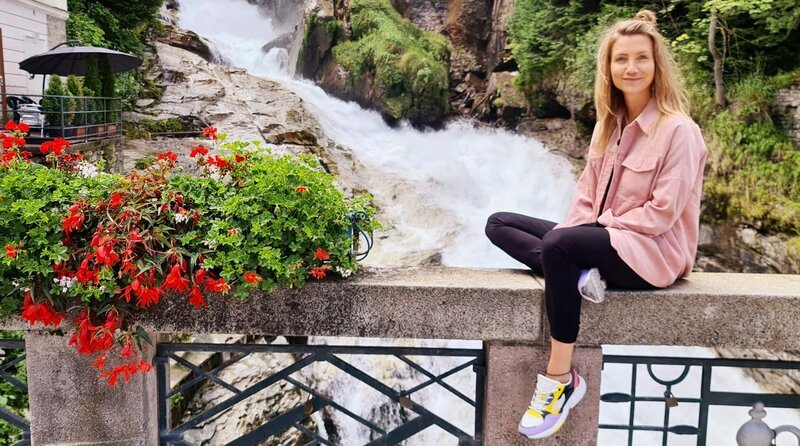 Der Gasteiner Wasserfall liegt mitten im Ort Bad Gastein. Reporterin Jana Forkel macht hier den Instagram-Urlaubs-Check. – Bild: WDR/​Sebastian Fofana-Tögel