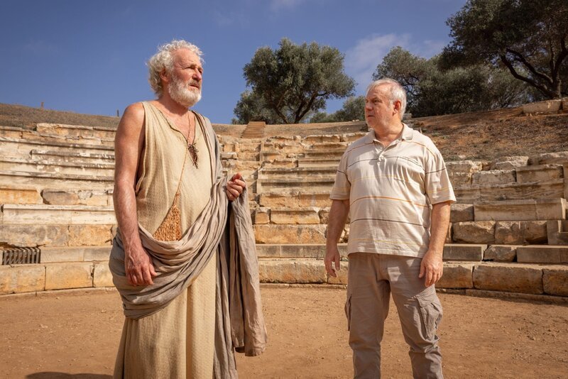Georg Weiser (Joachim Król, r.) trifft auf Sokrates (August Zirner, l.) und hilft ihm bei seiner Schauspielprobe. – Bild: ZDF und Kandanoleon Manolis.