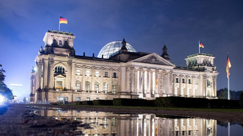 Wie kaum ein anderer Schauplatz spiegelt das Reichstagsgebäude die Geschichte Deutschlands vom Kaiserreich bis heute wider. Das Bauwerk ist für viele das Symbol deutscher Parlamentsgeschichte schlechthin. – Bild: phoenix/​ZDF/​Klaus-Dietmar Gabbert