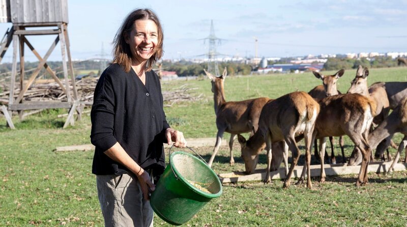 Die fünfte Reise führt zu Christine Huber nach Oberbayern. Zusammen mit ihrer Familie züchtet Christine Rotwild. Die Tiere leben in einem so großen und vielseitigen Gelände, dass sie als „freilebend“ gelten. – Bild: WDR/​Melanie Grande