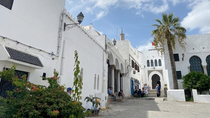 Die weiße Medina von Tanger in Marokko. – Bild: phoenix/​ZDF/​Nicola Albrecht