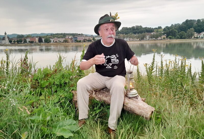 Märchenerzähler Helmut Wittmann an der Donau. – Bild: ORF/​ORF-OÖ