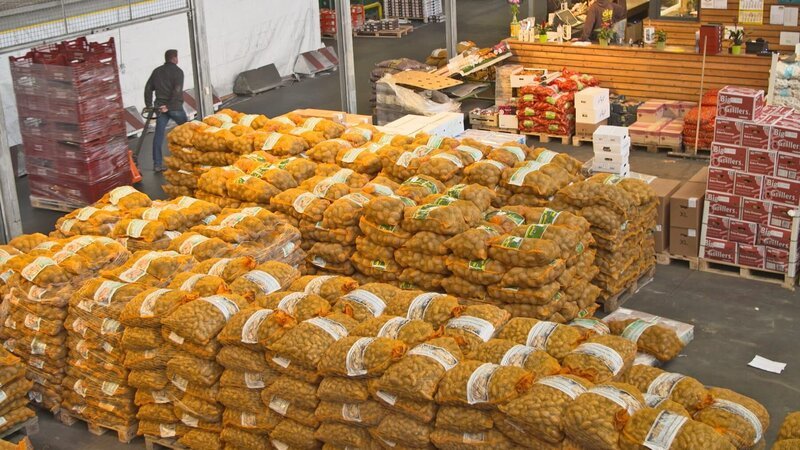 Tonnenweise wird das Obst und Gemüse aus dem Lager des Hamburger Großmarktes in die Supermärkte der Bundesrepublik verfrachtet. – Bild: N24 Doku