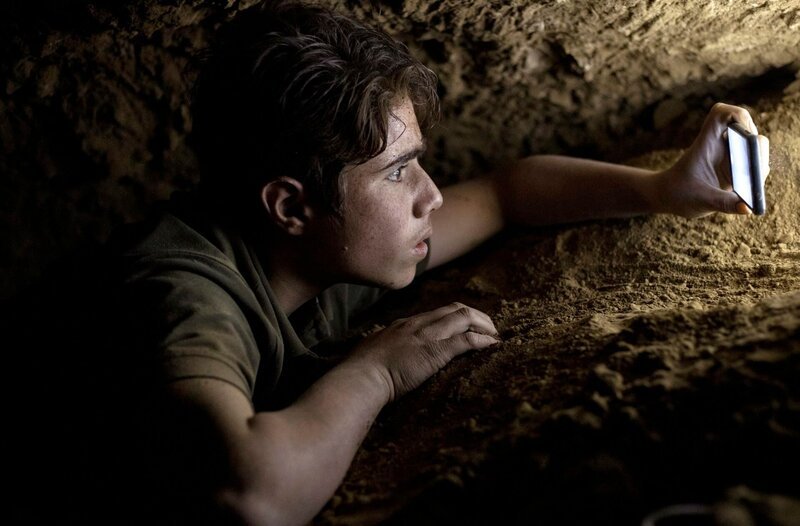 Ali (Rouhollah Zamani) will keine Zeit verlieren und schnell den Schatz unter der Schule finden. – Bild: MDR/Majidi Film Production Ali (Rouhollah Zamani) will keine Zeit verlieren und schnell den Schatz unter der Schule finden. – Bild: MDR/Majidi Film Production