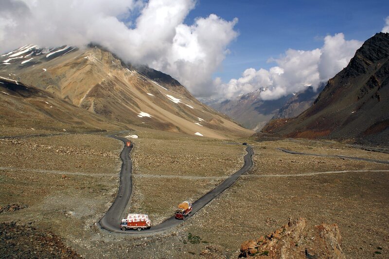 Der Manali-Leh Highway führt durch die atemberaubende Landschaften des Himalaya – Bild: ZDF und Anke Möller /​ fernsehbüro