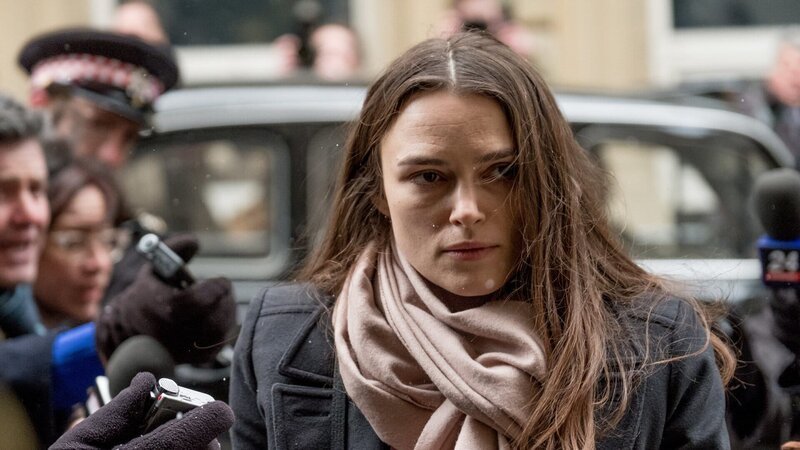 Nach Monaten der Ungewissheit muss Katharine Gun (Keira Knightley) vors Strafgericht. – Bild: ZDF und Nick Wall./​Nick Wall